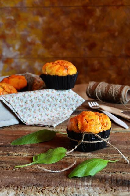 Muffins de tomates secos, chorizo y albahaca