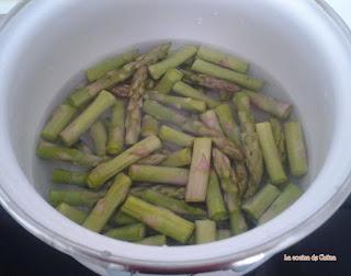 Salmón con coulis de espárragos trigueros