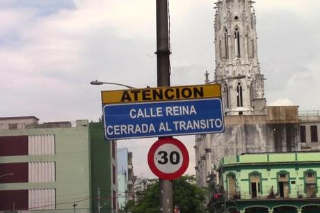 Completamente cerrada al tráfico vehicular, la calle se paraliza para prepararla (foto del autor)