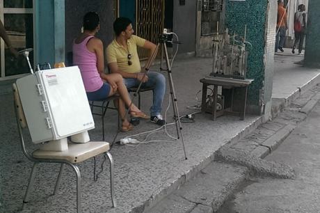 Unos técnicos miden la contaminación ambiental en la avenida (foto del autor)