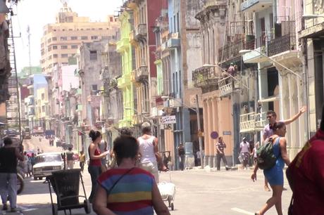 La calle Reina es un hervidero por estos días (foto del autor)
