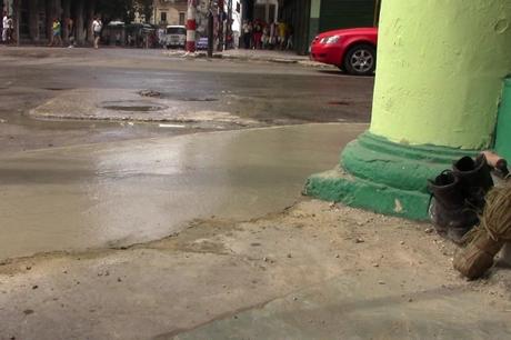 Las aceras, durante mucho tiempo intransitables, también se están arreglando (foto del autor)