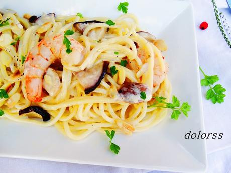 Pasta con ceps y gambas