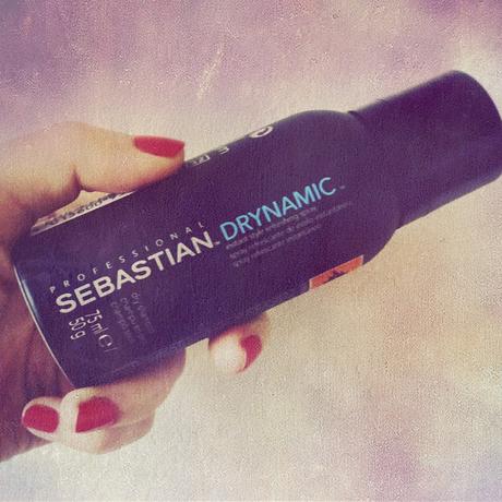 Las dos funciones de Drynamic, el shampoo seco de Sebastian Professional.