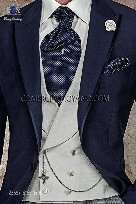 Chaleco cruzado marfil 100% viscosa con micro diseños, solapa chal y 6 botones.