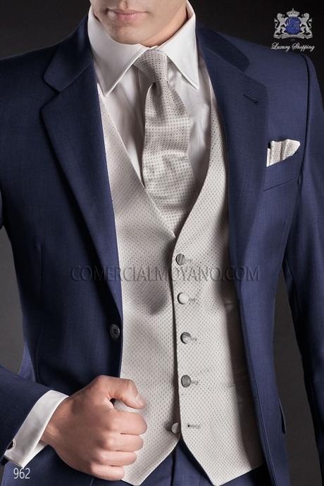 Chaleco de novio en pura seda jacquard gris perla con micro diseños.