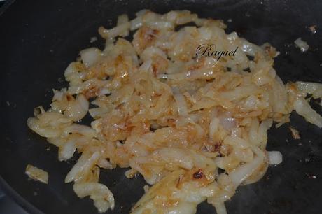 Chuletas sobre cama de Cebolla y Guarnición de Patatas