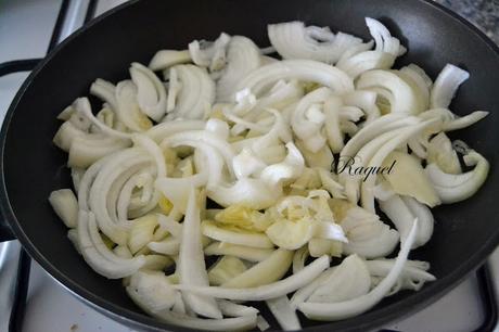 Chuletas sobre cama de Cebolla y Guarnición de Patatas
