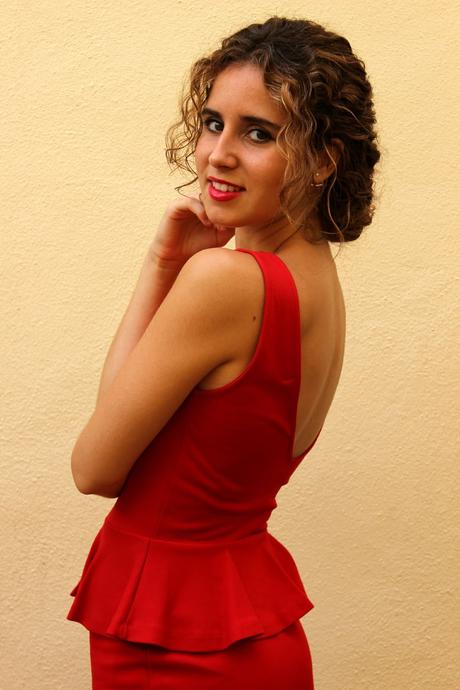 Vestido rojo + moño bajo