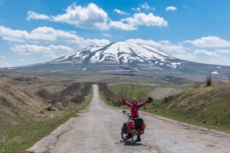 Escenario de las modernas bicicletas para cicloturismo (con estilo para carretera): Detalles y características