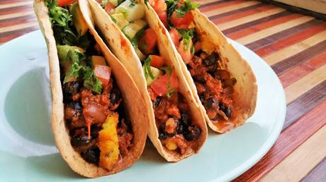 Tacos veganos con chili sin carne de judías negras y pico de gallo