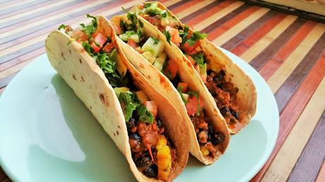 Tacos veganos con chili sin carne de judías negras y pico de gallo