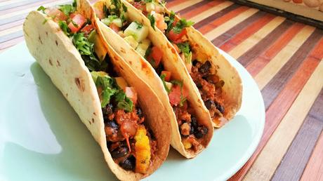 Tacos veganos con chili sin carne de judías negras y pico de gallo