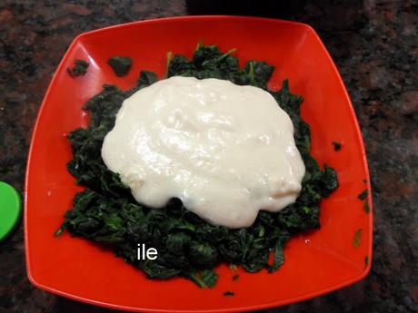 Pescado, papas y salsa de espinaca