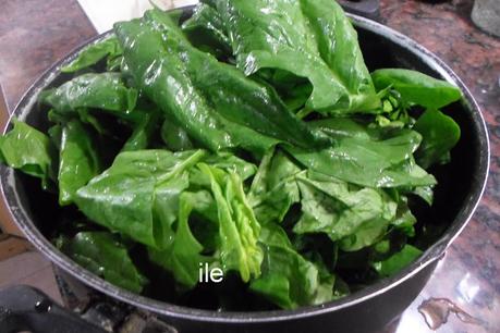 Pescado, papas y salsa de espinaca