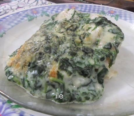 Pescado, papas y salsa de espinaca