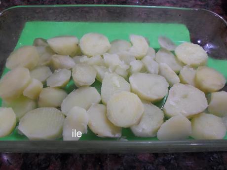 Pescado, papas y salsa de espinaca