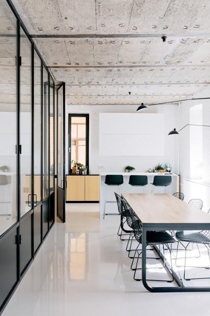 Blanco y negro en el diseño interior de apartamento en Moscú