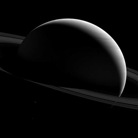 El lado oscuro de Saturno