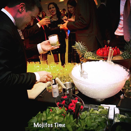 Barman especialista en cócteles para tu boda - Foto: Black & Blanc 