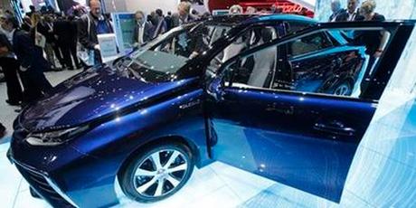 Toyota lanza un auto impulsado por hidrógeno