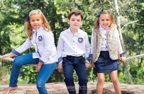 Tres niños con ropa de niño Mikos Alhama