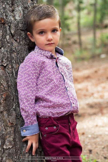 Niño junto a árbol ropa de niño Mikos Alhama