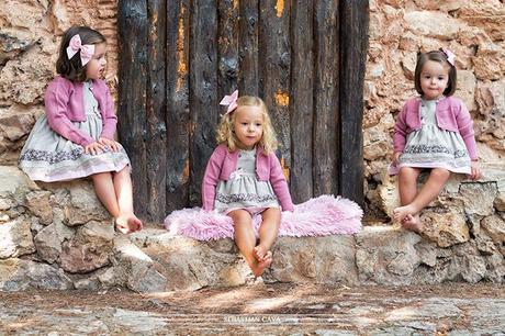 Tres niñas con vestidos de niña Mikos en el bosque