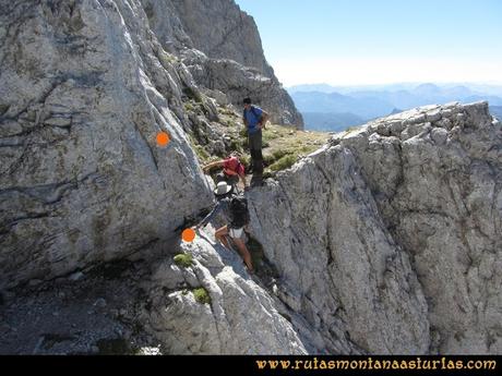 Ruta a la Torre del Friero: Paso lateral en la torre del friero, marca de agarres