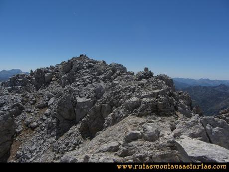 Ruta a la Torre del Friero: Arista cimera