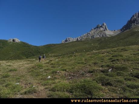 Ruta a la Torre del Friero: Subiendo por pradera