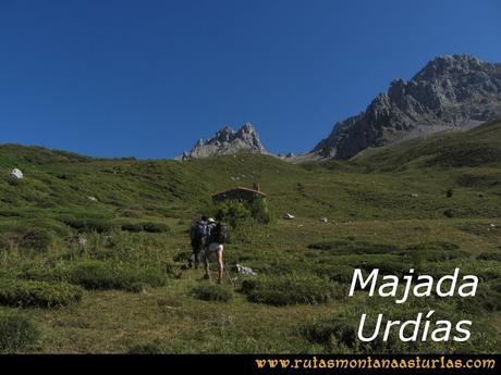 Ruta a la Torre del Friero: Cabaña en la Majada Urdías