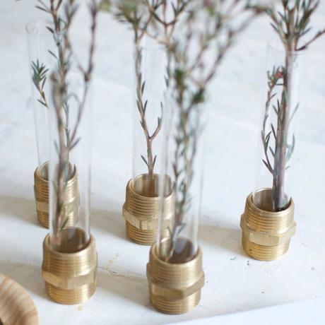 DIY Mini floreros con pernos y tubo de ensayos