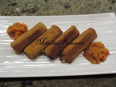 Flamenquines de pan bimbo, jamón york y queso con rebozado de pan rallado con queso, ajo y perejil.