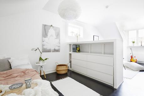 separar el dormitorio estilo nórdico escandinavo distribución diáfana diseño de interiores decoración salones decoración pisos pequeños decoración interiores cocina nordica pequeña blog decoración nórdica 