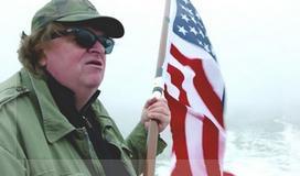 Un poco como cuando filmó Sicko, Michael Moore vuelve a desplegar su mirada crítica sobre Estados Unidos desde el extranjero.