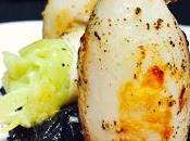 Chipirones rellenos espaguetis calabacín sobre hummus negro berenjena Europa vistió alambradas