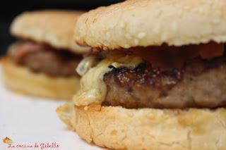 Hamburguesa de cebolla caramelizada con queso roncal y jamon