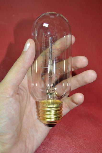 UNA LAMPARA ORIGINAL, PARA ACOMPAÑAR A UNA PIZARRA