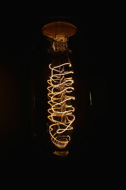 UNA LAMPARA ORIGINAL, PARA ACOMPAÑAR A UNA PIZARRA