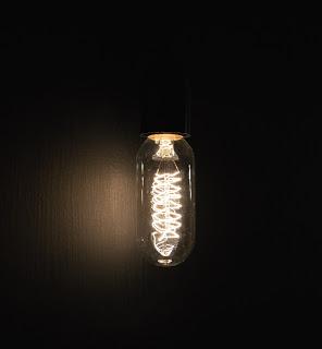 UNA LAMPARA ORIGINAL, PARA ACOMPAÑAR A UNA PIZARRA