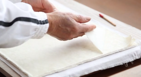 El arte de fabricar papel a mano