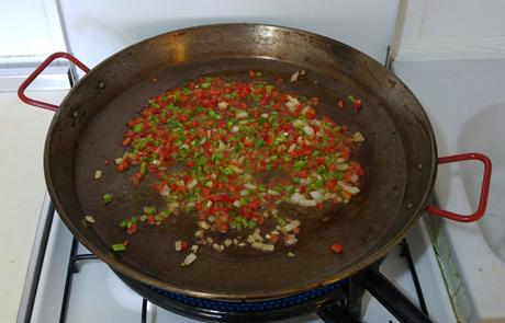 Paella mixta de pollo y marisco