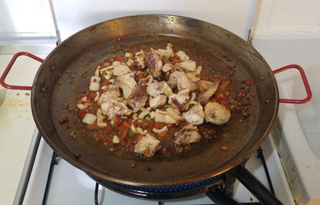 Paella mixta de pollo y marisco