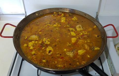 Paella mixta de pollo y marisco