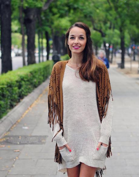 VESTIDO Y PONCHO DE FLECOS