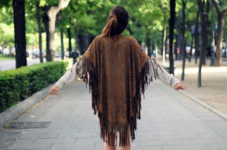 VESTIDO Y PONCHO DE FLECOS