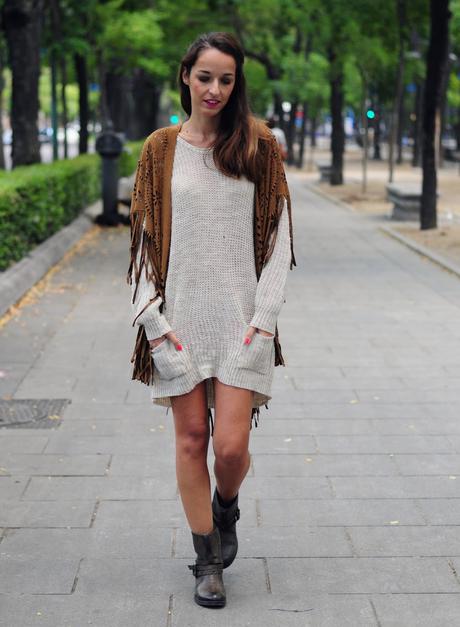 VESTIDO Y PONCHO DE FLECOS