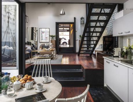 Elementos con relieve. Una casa taller reconvertida cocina a doble altura