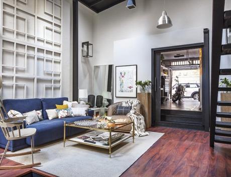 Elementos con relieve. Una casa taller reconvertida Elegant blue sofa